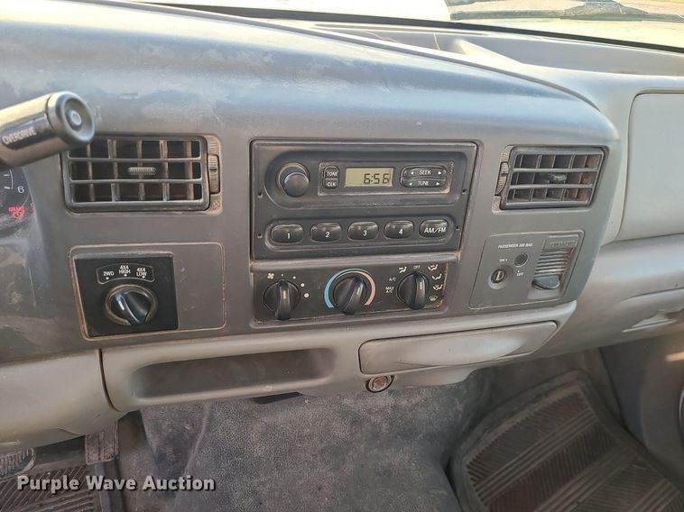 image for item MJ9331 2000 Ford F250 Super Duty  bale bed pickup truck