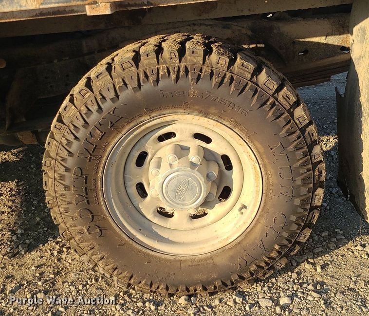 image for item MJ9331 2000 Ford F250 Super Duty  bale bed pickup truck