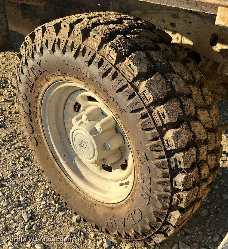 image for item MJ9331 2000 Ford F250 Super Duty  bale bed pickup truck