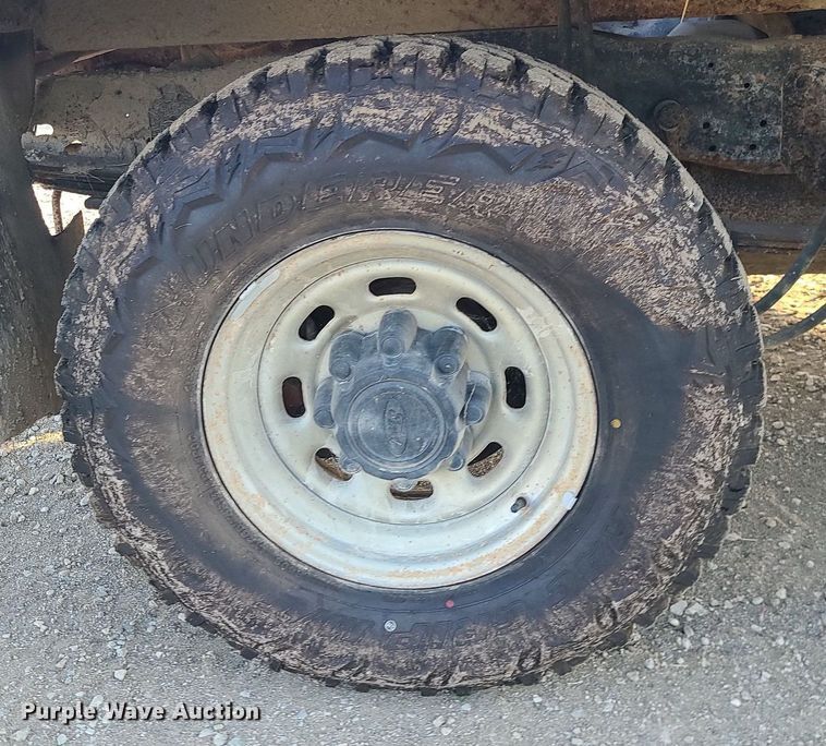 image for item MJ9331 2000 Ford F250 Super Duty  bale bed pickup truck