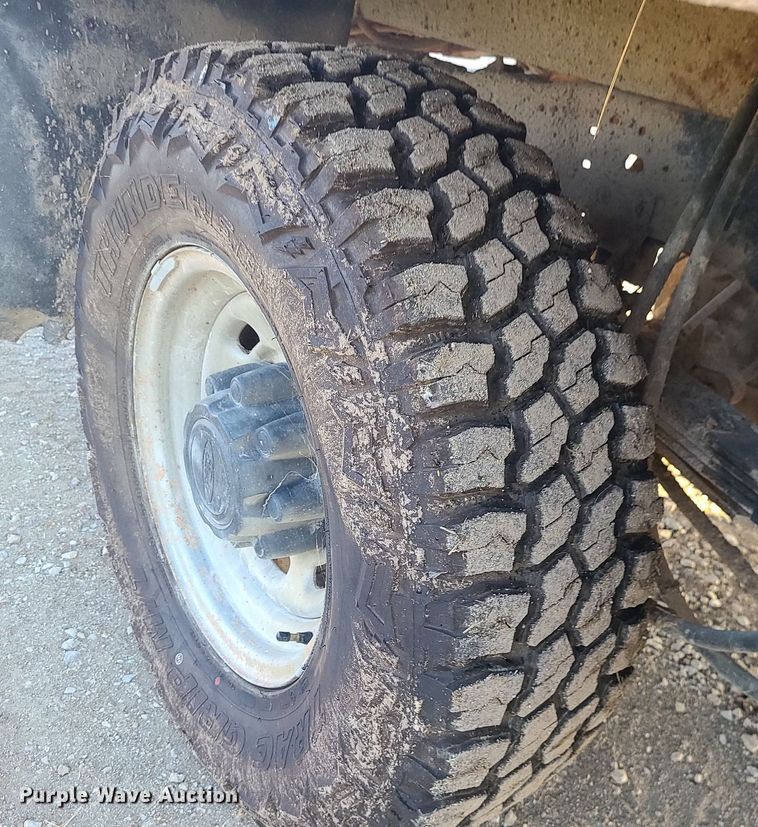 image for item MJ9331 2000 Ford F250 Super Duty  bale bed pickup truck