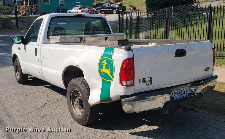 image for item MJ9350 2004 Ford F250 Super Duty XL  pickup truck