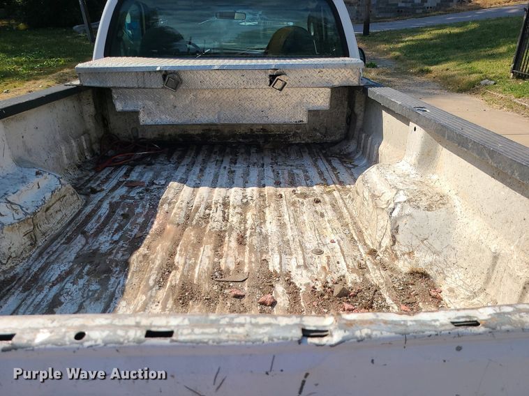 image for item MJ9350 2004 Ford F250 Super Duty XL  pickup truck