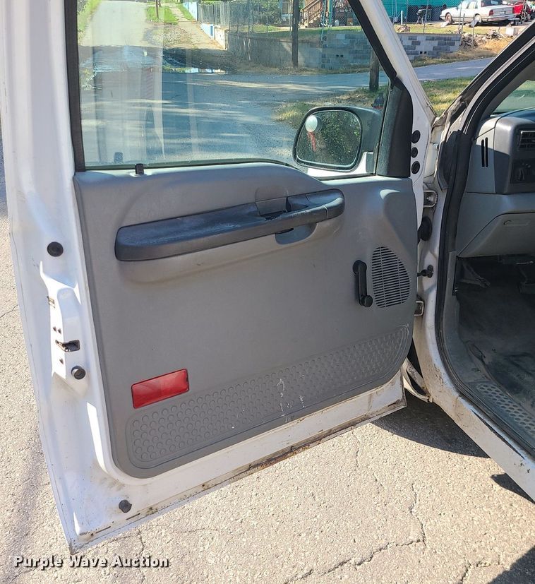 image for item MJ9350 2004 Ford F250 Super Duty XL  pickup truck