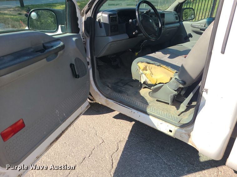 image for item MJ9350 2004 Ford F250 Super Duty XL  pickup truck