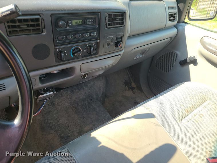 image for item MJ9350 2004 Ford F250 Super Duty XL  pickup truck