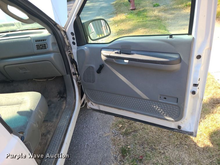 image for item MJ9350 2004 Ford F250 Super Duty XL  pickup truck