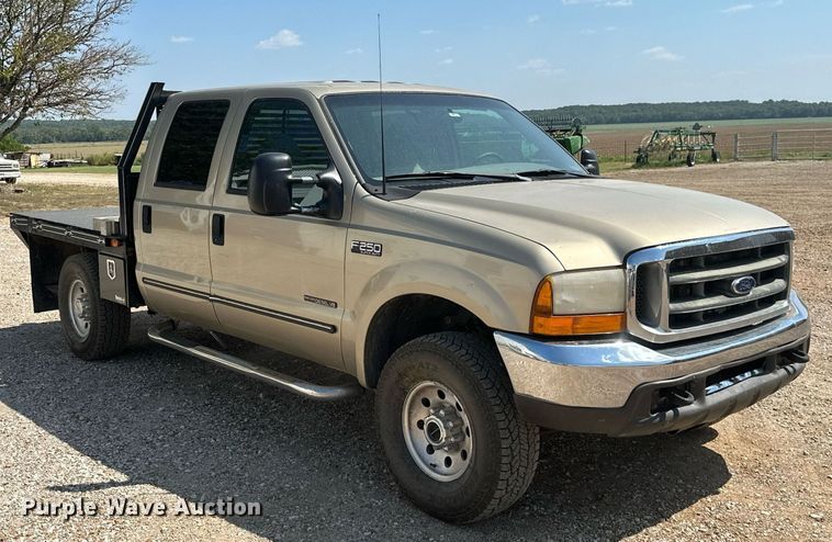 image for item ML9275 2000 Ford F250 Super Duty  Crew Cab bale bed pickup truck