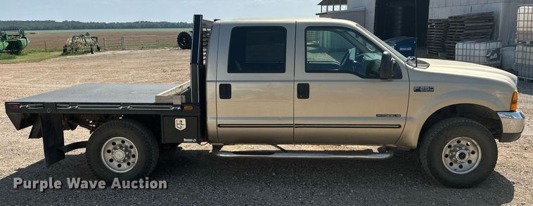 image for item ML9275 2000 Ford F250 Super Duty  Crew Cab bale bed pickup truck