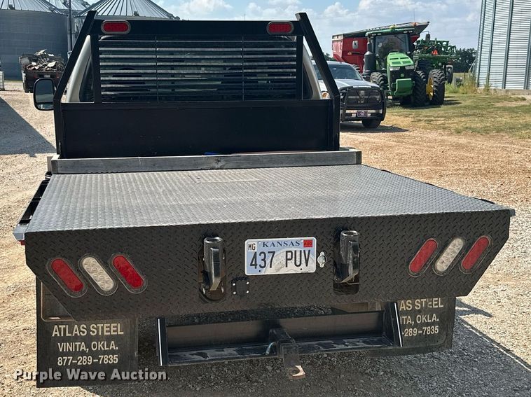 image for item ML9275 2000 Ford F250 Super Duty  Crew Cab bale bed pickup truck