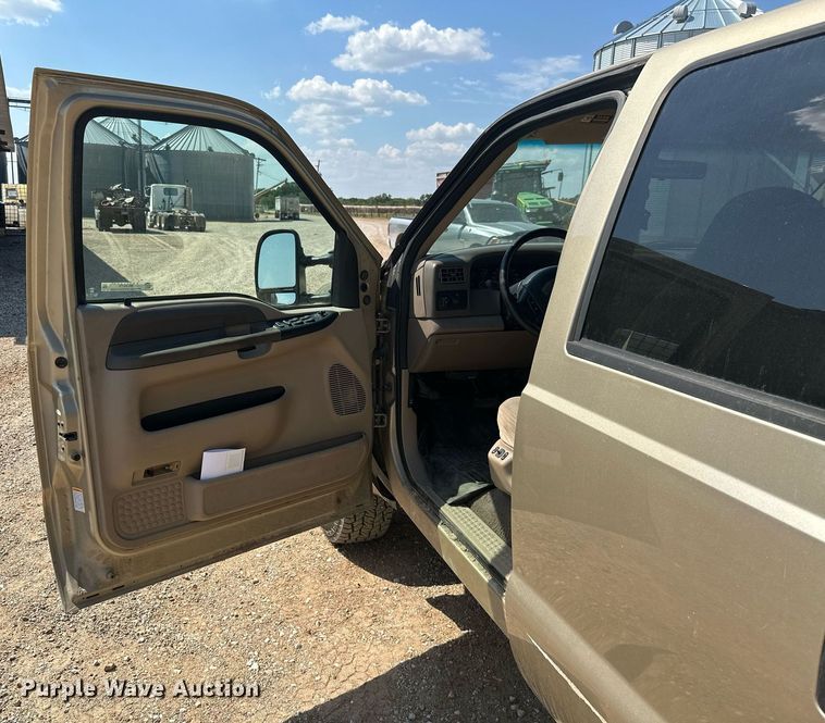 image for item ML9275 2000 Ford F250 Super Duty  Crew Cab bale bed pickup truck