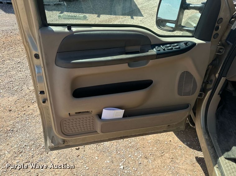 image for item ML9275 2000 Ford F250 Super Duty  Crew Cab bale bed pickup truck