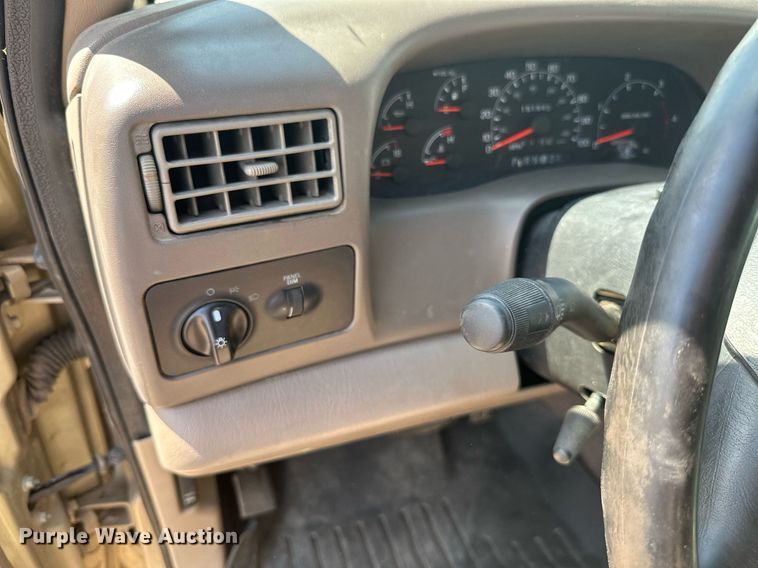 image for item ML9275 2000 Ford F250 Super Duty  Crew Cab bale bed pickup truck