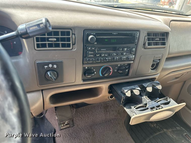 image for item ML9275 2000 Ford F250 Super Duty  Crew Cab bale bed pickup truck