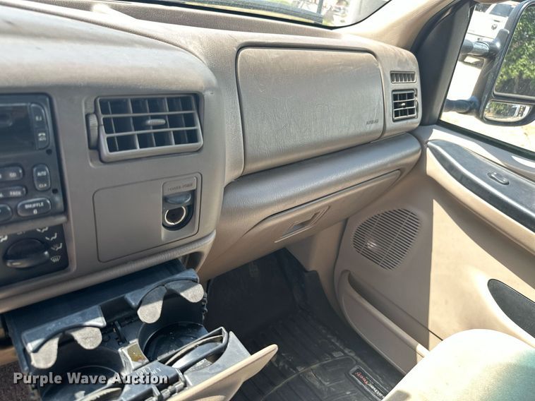 image for item ML9275 2000 Ford F250 Super Duty  Crew Cab bale bed pickup truck