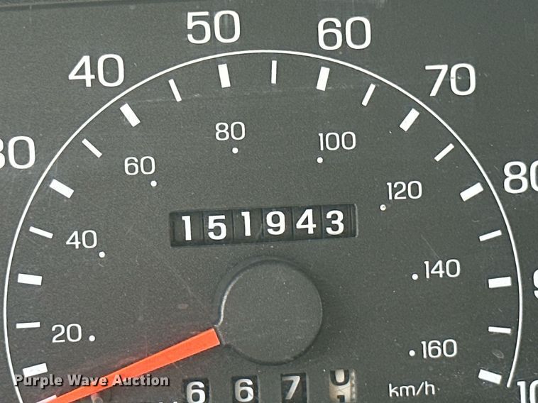 image for item ML9275 2000 Ford F250 Super Duty  Crew Cab bale bed pickup truck