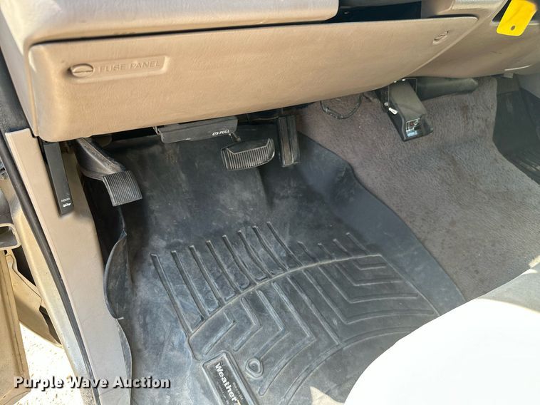 image for item ML9275 2000 Ford F250 Super Duty  Crew Cab bale bed pickup truck