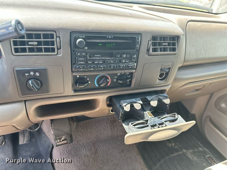 image for item ML9275 2000 Ford F250 Super Duty  Crew Cab bale bed pickup truck