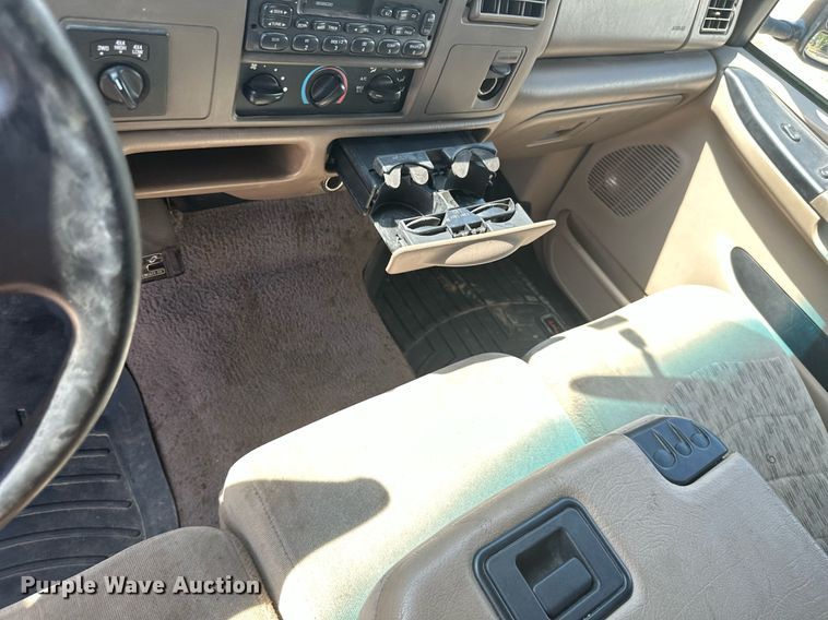 image for item ML9275 2000 Ford F250 Super Duty  Crew Cab bale bed pickup truck