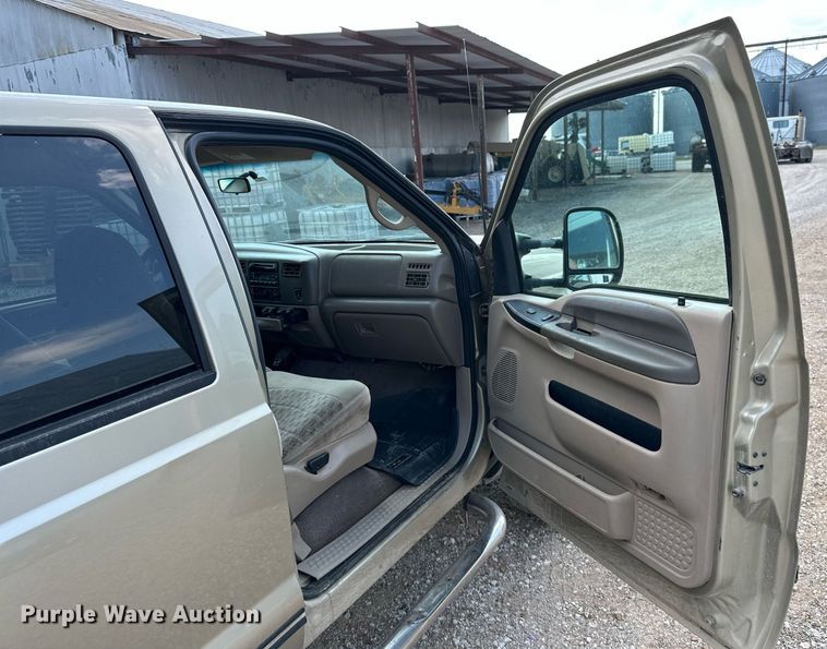 image for item ML9275 2000 Ford F250 Super Duty  Crew Cab bale bed pickup truck