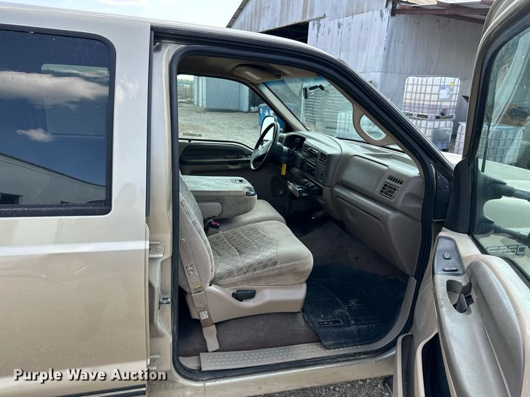 image for item ML9275 2000 Ford F250 Super Duty  Crew Cab bale bed pickup truck