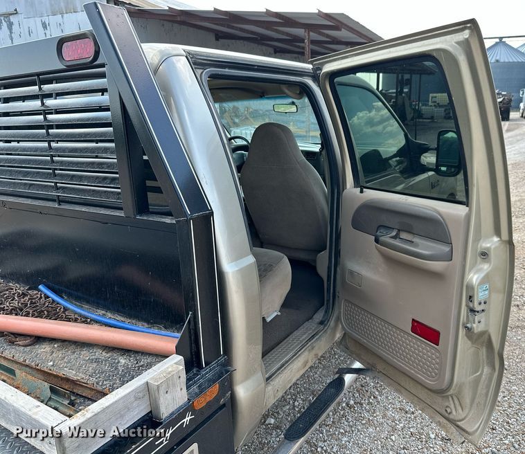 image for item ML9275 2000 Ford F250 Super Duty  Crew Cab bale bed pickup truck