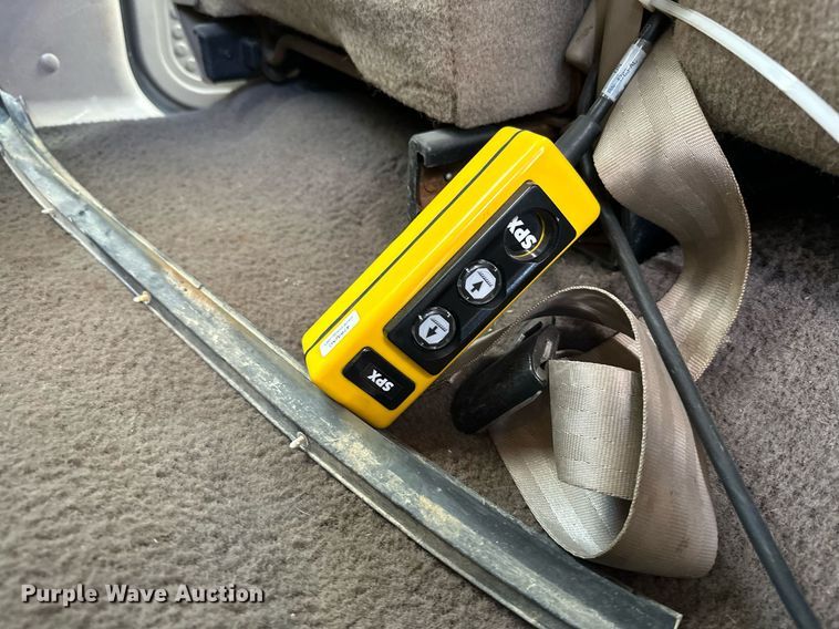 image for item ML9275 2000 Ford F250 Super Duty  Crew Cab bale bed pickup truck