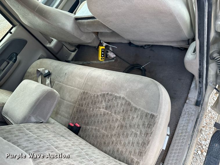 image for item ML9275 2000 Ford F250 Super Duty  Crew Cab bale bed pickup truck