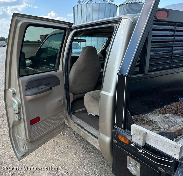 image for item ML9275 2000 Ford F250 Super Duty  Crew Cab bale bed pickup truck