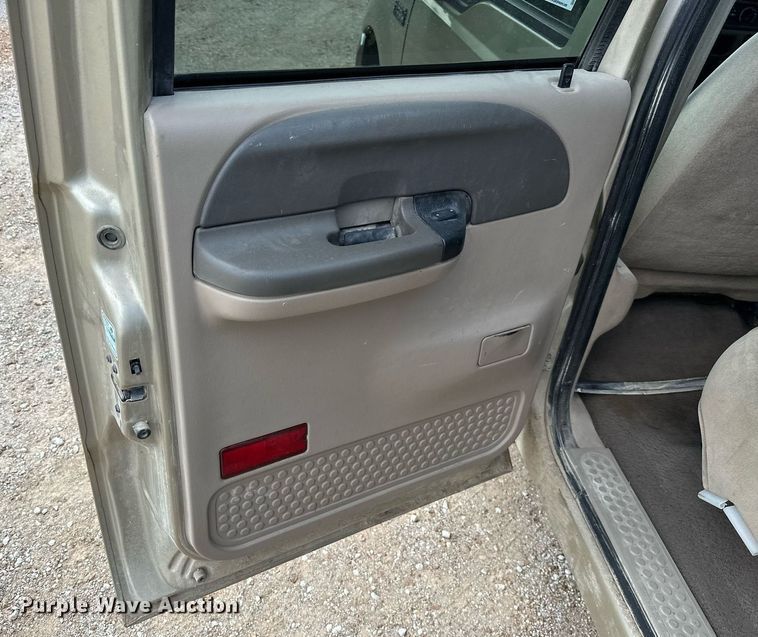 image for item ML9275 2000 Ford F250 Super Duty  Crew Cab bale bed pickup truck