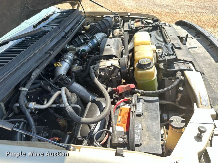 image for item ML9275 2000 Ford F250 Super Duty  Crew Cab bale bed pickup truck