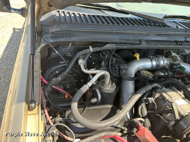 image for item ML9275 2000 Ford F250 Super Duty  Crew Cab bale bed pickup truck