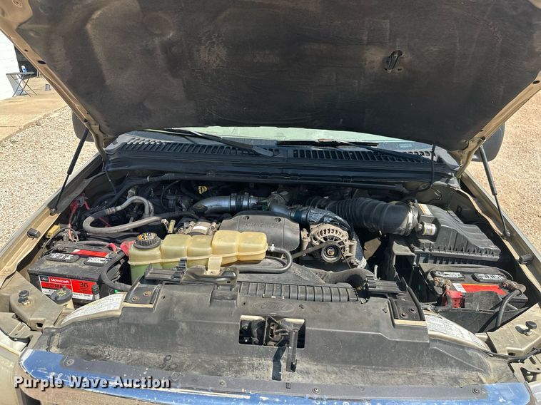 image for item ML9275 2000 Ford F250 Super Duty  Crew Cab bale bed pickup truck