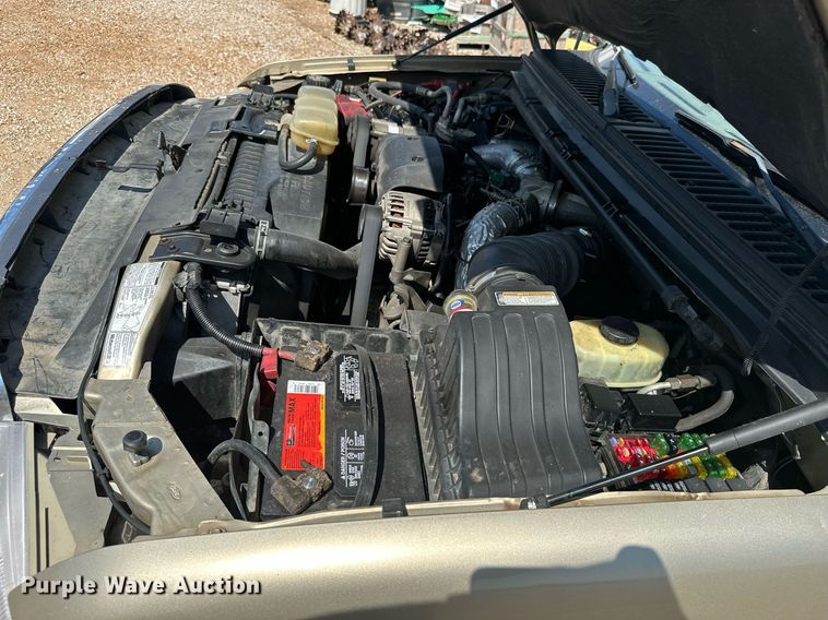 image for item ML9275 2000 Ford F250 Super Duty  Crew Cab bale bed pickup truck