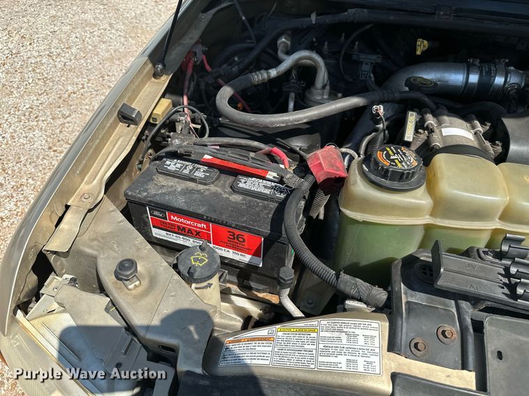 image for item ML9275 2000 Ford F250 Super Duty  Crew Cab bale bed pickup truck