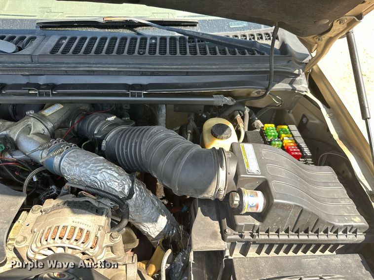 image for item ML9275 2000 Ford F250 Super Duty  Crew Cab bale bed pickup truck