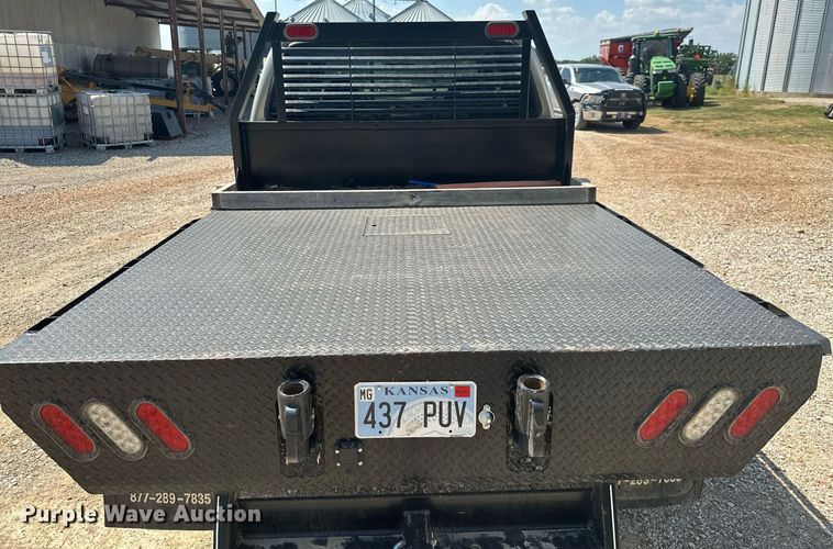 image for item ML9275 2000 Ford F250 Super Duty  Crew Cab bale bed pickup truck