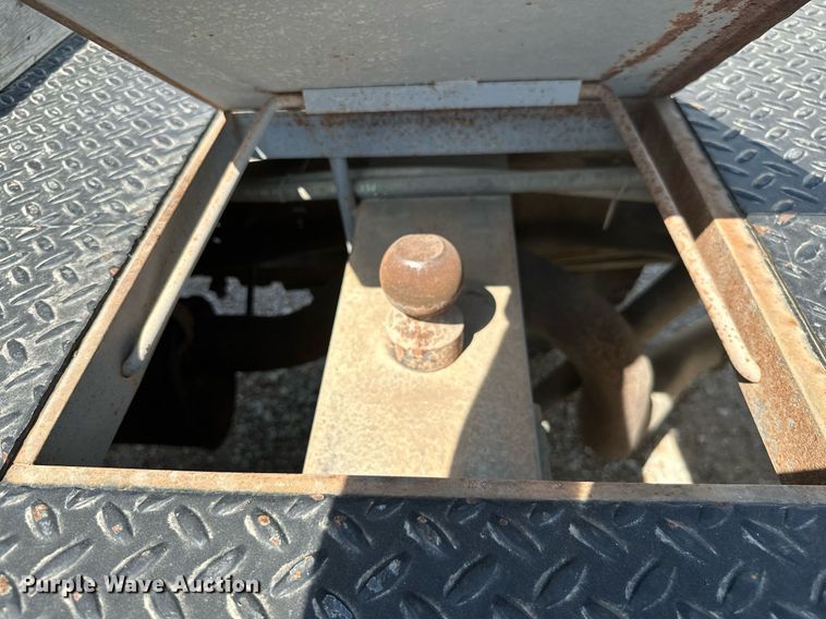 image for item ML9275 2000 Ford F250 Super Duty  Crew Cab bale bed pickup truck