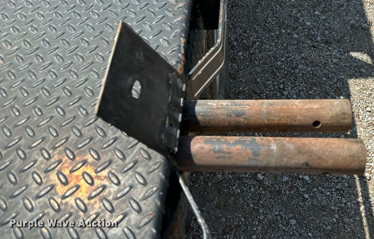 image for item ML9275 2000 Ford F250 Super Duty  Crew Cab bale bed pickup truck