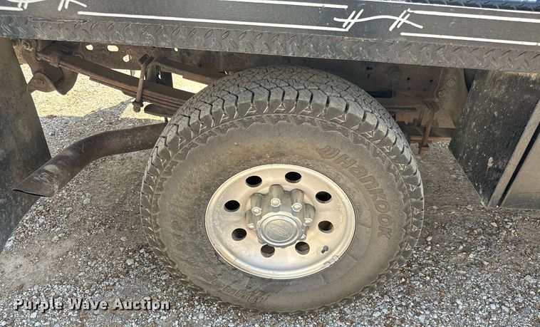 image for item ML9275 2000 Ford F250 Super Duty  Crew Cab bale bed pickup truck