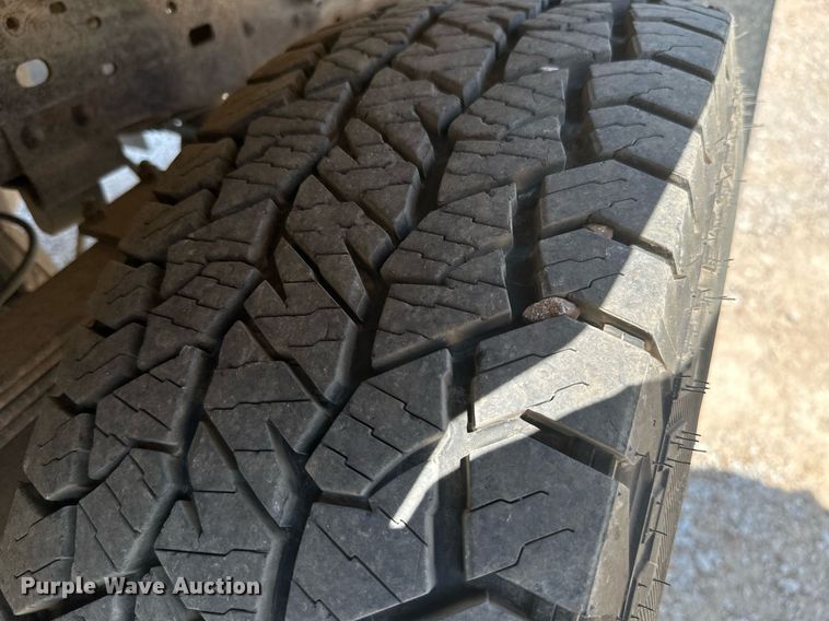 image for item ML9275 2000 Ford F250 Super Duty  Crew Cab bale bed pickup truck