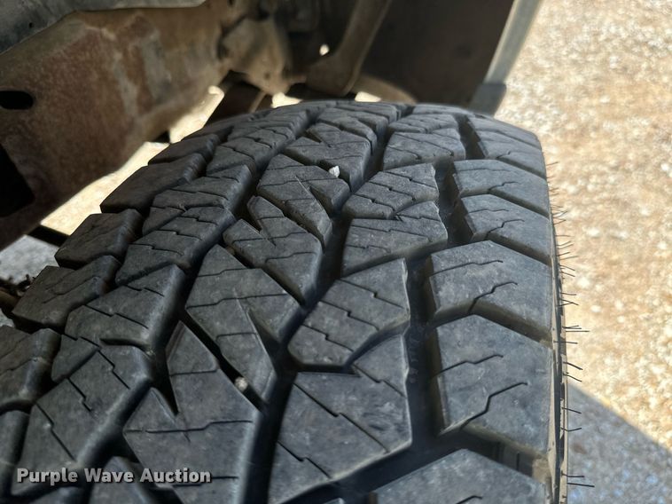 image for item ML9275 2000 Ford F250 Super Duty  Crew Cab bale bed pickup truck