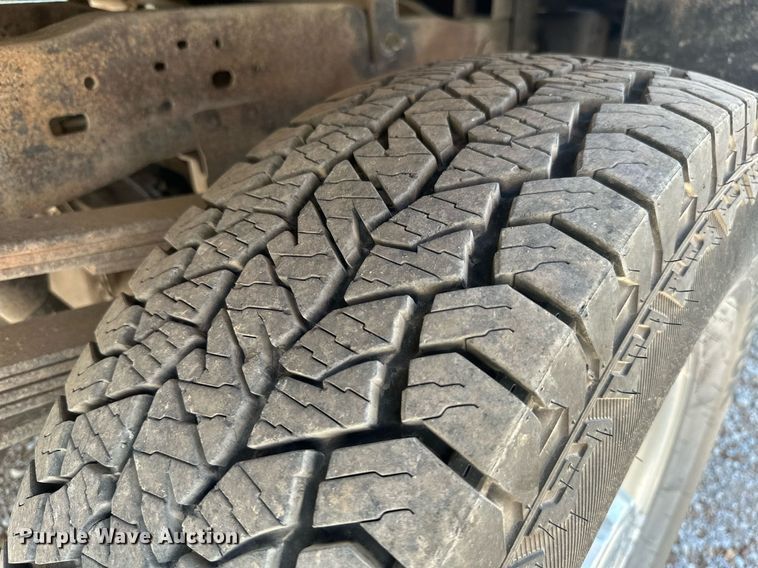 image for item ML9275 2000 Ford F250 Super Duty  Crew Cab bale bed pickup truck