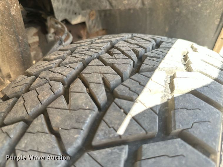 image for item ML9275 2000 Ford F250 Super Duty  Crew Cab bale bed pickup truck