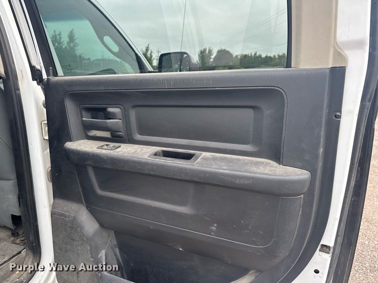 image for item MQ9395 2013 Dodge Ram 2500  Crew Cab pickup truck