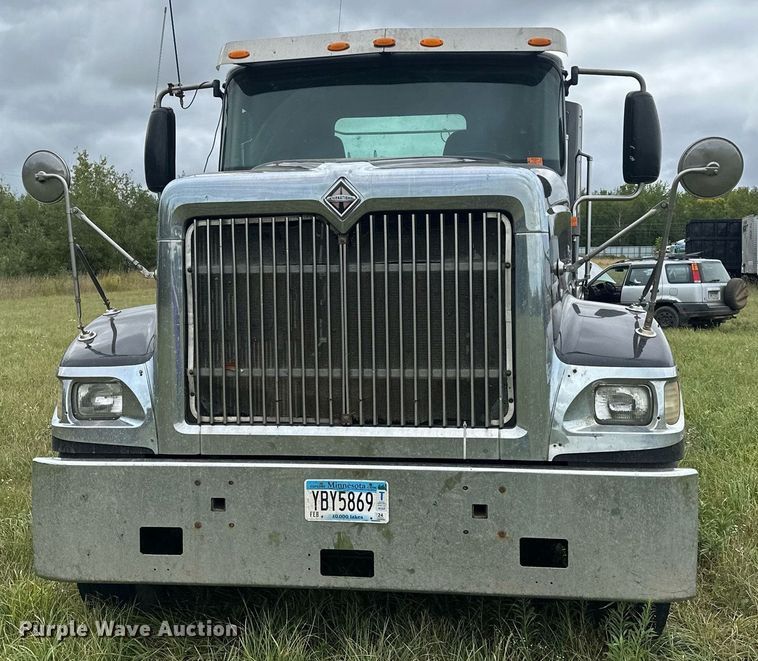 image for item MQ9429 2006 International 9900i  semi truck