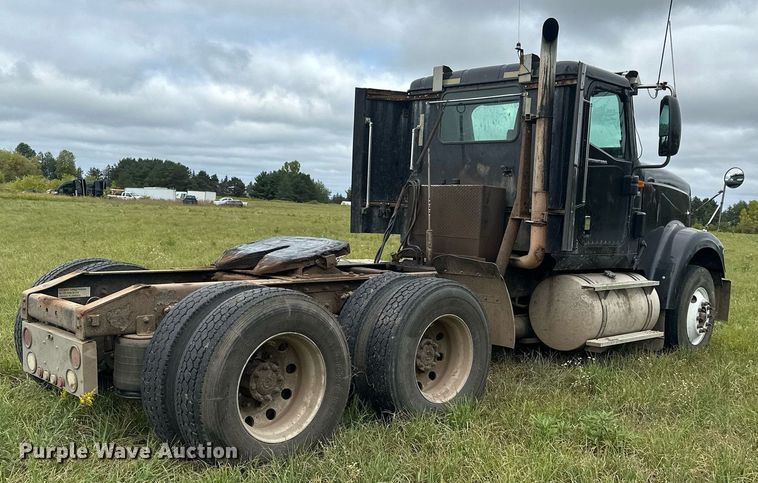 image for item MQ9429 2006 International 9900i  semi truck
