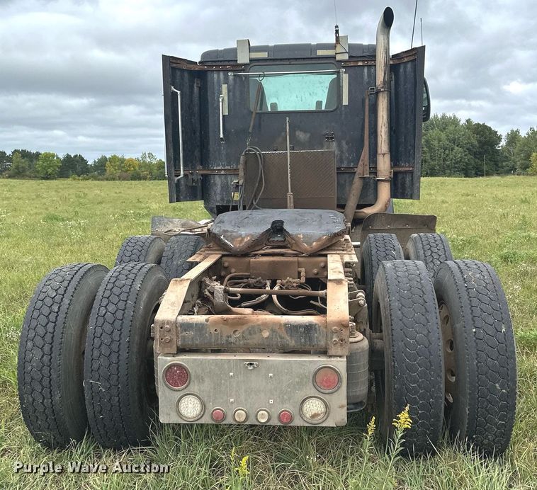 image for item MQ9429 2006 International 9900i  semi truck