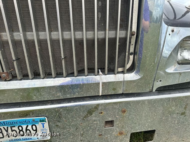 image for item MQ9429 2006 International 9900i  semi truck