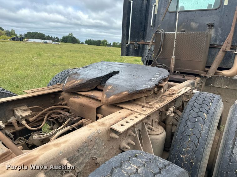 image for item MQ9429 2006 International 9900i  semi truck